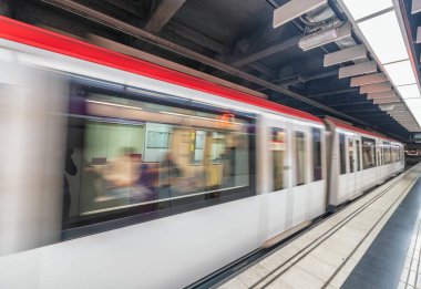 Metro treninin hızlı Metro İstasyonu içinde hareket. Tatil ve seyahat kavramı