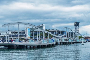 Barcelona - 13 Mayıs 2018: Turist şehir liman boyunca. Şehir her yıl 10 milyon kişi çekiyor.
