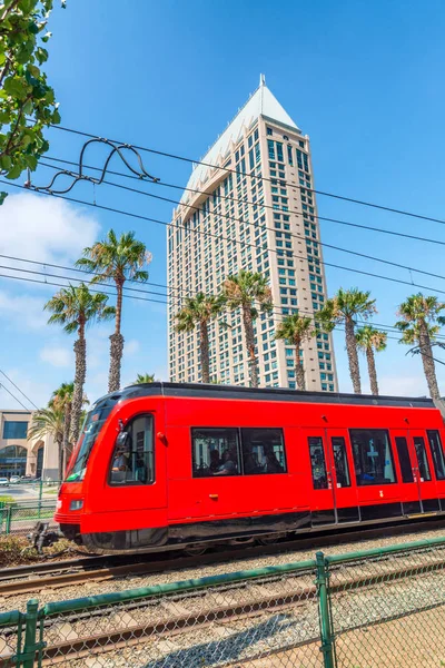 Tren Rojo Frente Edificio Ciudad San Diego — Foto de Stock