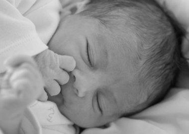 Yeni doğan bebek kız yatağının içinde dinlendirici