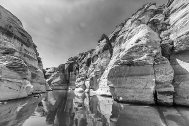 Antilop Kanyonu siyah beyaz görünümü, Lake Powell, Arizona.