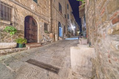Ortaçağ kasabası Castiglione della Pescaia gece, Toskana, İtalya.
