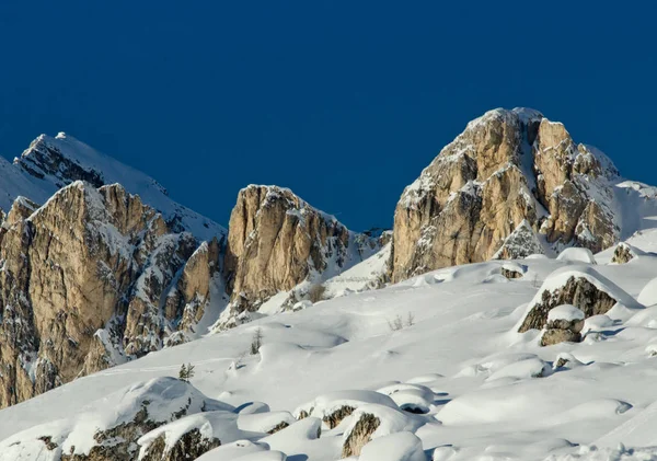 Χιονισμένο Τοπίο Των Βουνών Δολομιτών Κατά Διάρκεια Της Χειμερινής Περιόδου — Φωτογραφία Αρχείου