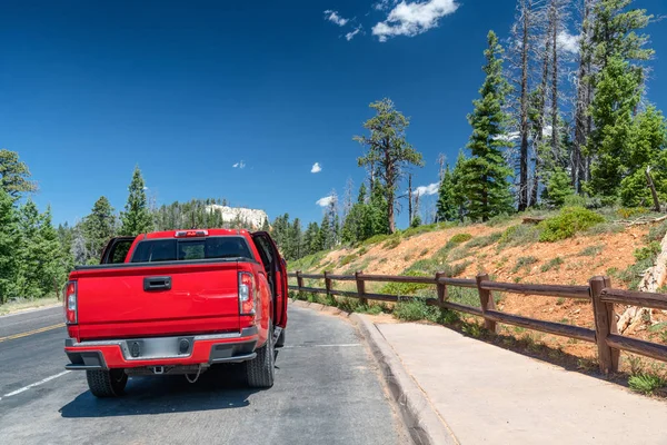 Red Car Discovering National Park Usa — Stock Photo, Image