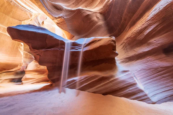 Antelope Canyon Verenigde Staten Zand Naar Beneden Stromen Uit Rotsen — Stockfoto