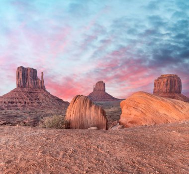 Monument Valley günbatımı sonra uzun pozlama Batı ve Doğu Mitten Buttes.