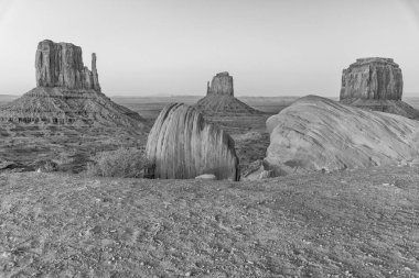 Monument Valley günbatımı sonra uzun pozlama Batı ve Doğu Mitten Buttes.