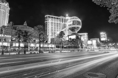 Las Vegas, Nv - 30 Haziran 2018: Soymak casinolar gece manzarası. Las Vegas ünlü bir kumar yeridir.