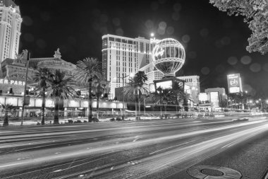 Las Vegas, Nv - 30 Haziran 2018: Gece ışık şerit otomobillerin. Las Vegas ünlü bir kumar yeridir.