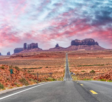 Tarihi bize yol güzel güneşli bir yaz, Utah, ABD'de mavi gökyüzü ile ünlü Anıt vadi boyunca çalışan 163.