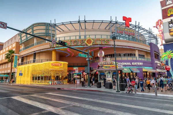 Las Vegas June 2018 Fremont Street Experience Tourists Pedestrian Mall — Stock Photo, Image