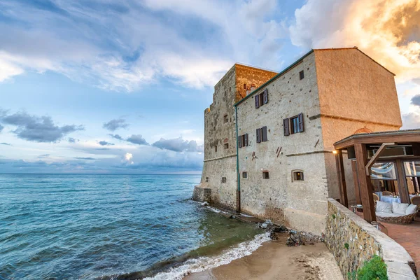 Oude Middeleeuwse Toren Aan Zee Grens Een Mooie Zomerse Zonsondergang — Stockfoto