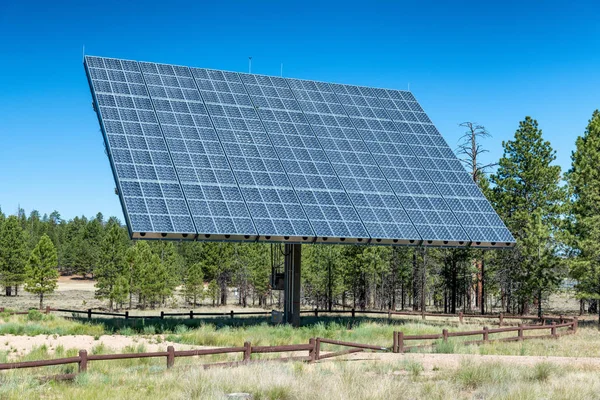 Giant Solpanel Öppna Landskap — Stockfoto