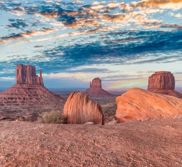 Monument Valley Zachodzie Słońca Długo Ekspozycji Zachodzie Wschodzie Mitten Buttes — Zdjęcie stockowe