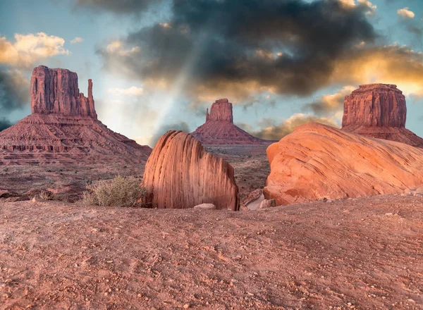 Monument Valley Sunset Long Exposure West East Mitten Buttes — Stock Photo, Image