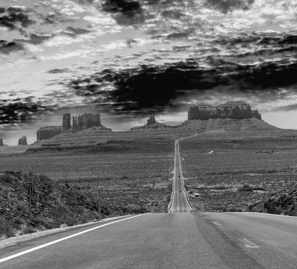Historisk Rute 163 Som Går Gjennom Den Berømte Monument Valley – stockfoto
