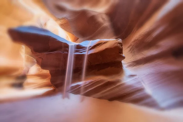 Antelope Canyon Arena Que Fluye Hacia Abajo Desde Las Rocas —  Fotos de Stock