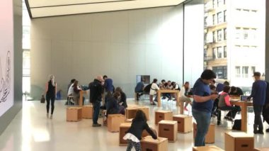footage of crowd of people in Apple store in New York, USA