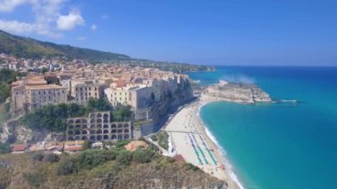 Tropea Sahili ve kale, Calabria, İtalya. Video