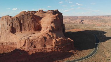 Günbatımı hava panoramik Arches National Park, helikopter, Utah.