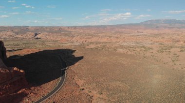 Günbatımı hava panoramik Arches National Park, helikopter, Utah.