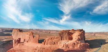 Arches National Park, Utah. Gün batımında panoramik havadan görünümü.