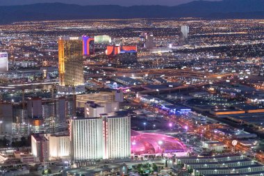 Las Vegas, Nv - 30 Haziran 2018: Hava görünümünü Circus Circus Hotel geceleri. Bu en ünlü şehir casinolar biridir.