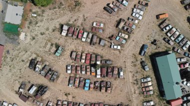 Yükü göster eski bir kırsal Park toplanan arabalar.