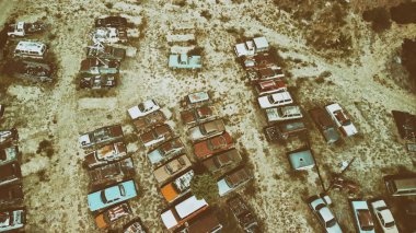 Eski arabalar enkaz bir park, havadan görünümü toplandı.