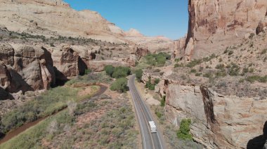 Yol ve dağlar, Zion National Park, havadan görünümü.