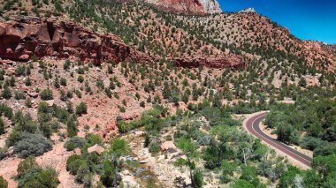 Yol ve dağlar, Zion National Park, havadan görünümü.
