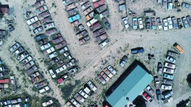 Eski arabalar enkaz bir park, havadan görünümü toplandı.