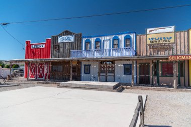 Seligman, Az - 29 Haziran 2018: Route 66 boyunca renkli binalar. Bu ABD'de en ünlü tarihi yoldur.