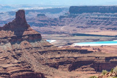 Arka planda tuz göletler ile havadan görünümü ölü at State Park.