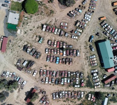 Kırsal Park içinde toplanan eski vintage otomobillerin ek yükü havadan görünümü.