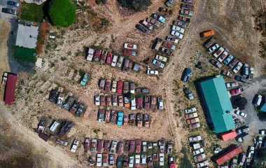 Bir kırsal Park toplanan arabalar enkaz ek yükü havadan görünümü.