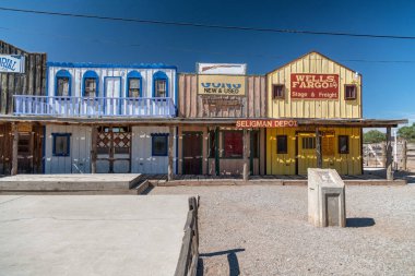 Seligman, Az - 29 Haziran 2018: Route 66 boyunca renkli binalar. Bu ABD'de en ünlü tarihi yoldur.