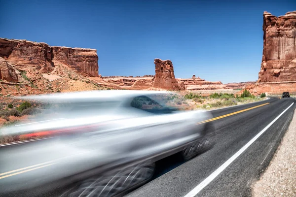 Coche Movimiento Rápido Que Entra Parque Nacional Arches Utah Estados —  Fotos de Stock