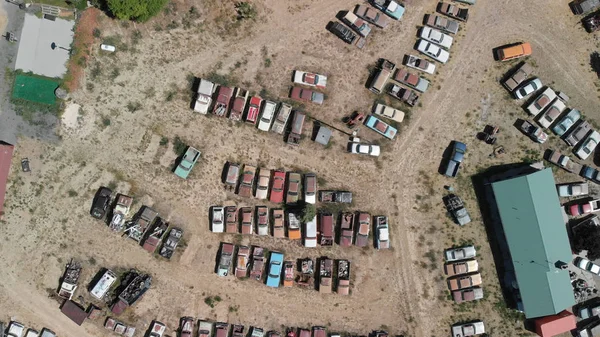 Yükü göster eski bir kırsal Park toplanan arabalar.