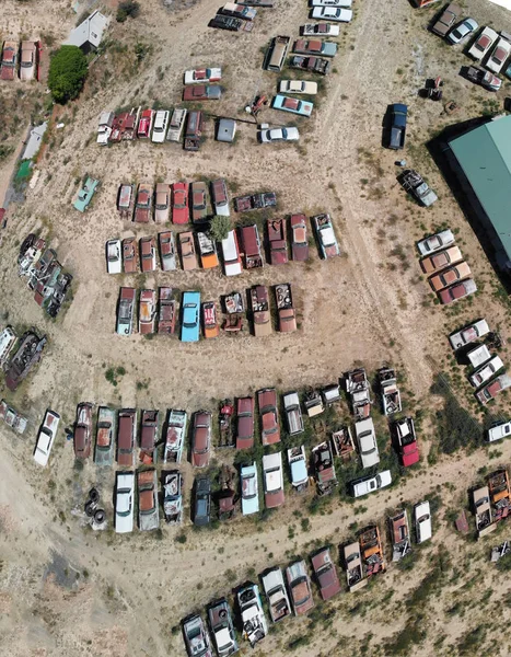 Bir kırsal Park toplanan arabalar enkaz ek yükü havadan görünümü.
