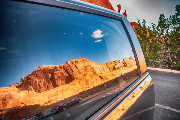 Národní Park Arches Auto Okna Skla Odrazy — Stock fotografie