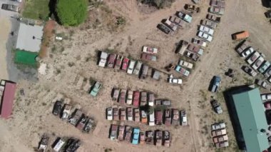 Bir kırsal Park toplanan arabalar enkaz ek yükü havadan görünümü.