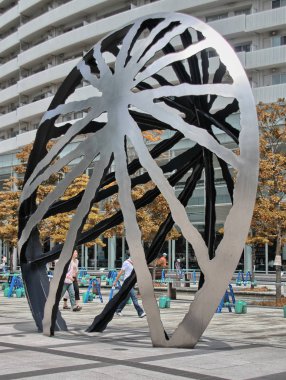 Yokohama - Ağustos 20: Turist zevk modern şehir sokakları, 20 Ağustos 2013 yılında Yokohama, Japonya. Dünya çapında 30 milyondan fazla ziyaretçi şehir alır.