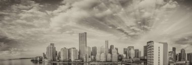 Gün doğumunda Miami ve Brickell Key 'in panoramik hava görüntüsü.