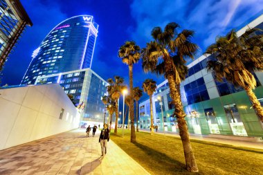 Barcelona - 10 Mayıs 2018: Barceloneta liman alanı gece manzarası. Barcelona her yıl 15 milyon kişi çekiyor.