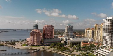 Gün batımında, Florida - ABD West Palm Beach siluetinin panoramik havadan görünümü.