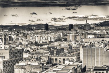 Güneşli bir günde bir Barselona havadan görünümü.