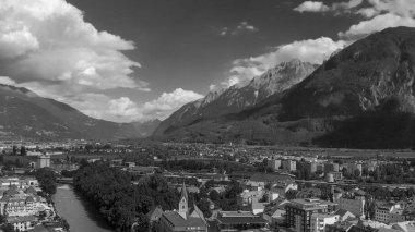 Lienz cityscape ve valley, Avusturya Alplerinde hava görünümünü.