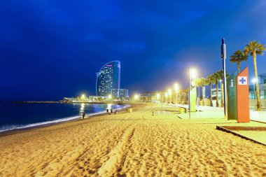 Barceloneta bağlantı noktası ve plaj, Barcelona gece görünümü.