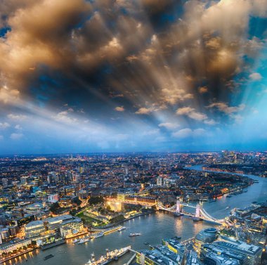Tower Bridge ve şehir manzarası, gece, hava Thames Nehri boyunca - Londra - İngiltere'de görüntülemek.